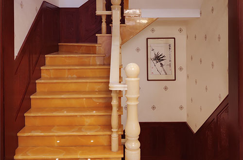 凤阳中式别墅室内汉白玉石楼梯的定制安装装饰效果