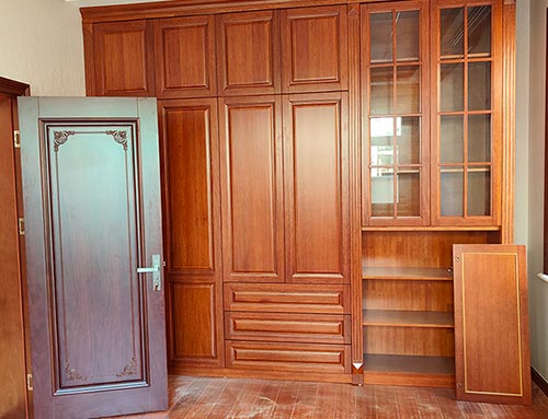 凤阳中式家庭装修里定制的实木衣柜效果图